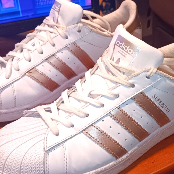 She'll top Superstar original Adidas. - Picture 2 of 3